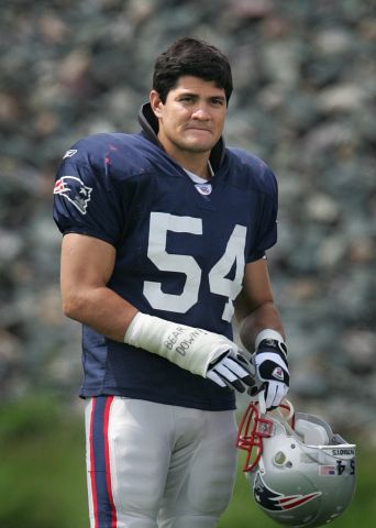 (9/7/06 Foxboro, MA ) Tedy Bruschi returned to the practice field, with his casted right hand with 